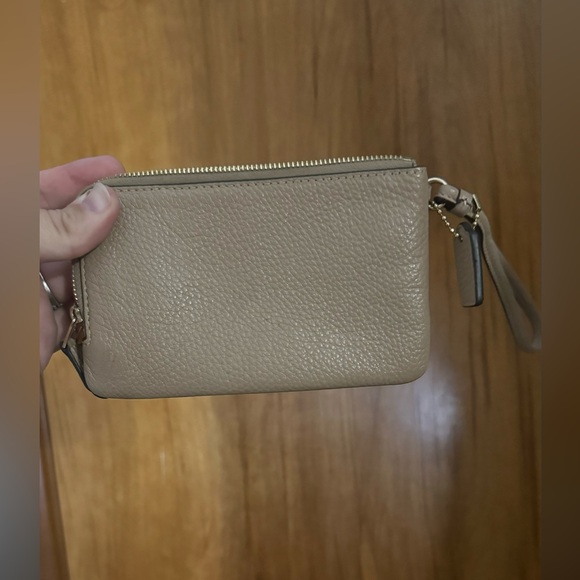 Tan coach wristlet - Picture 6 of 6
